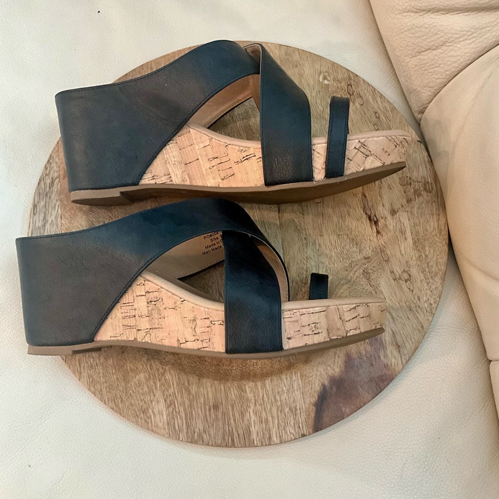 TAU comfort black wedge sandals EUC size 9